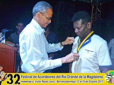 Condecoracion Medalla Homenajeado 2017