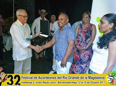 Entraga Placa Guillermo Lopez 2017